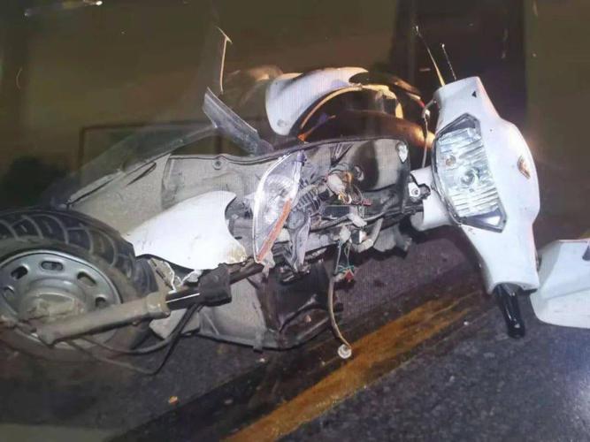 事故中受损的二轮摩托车