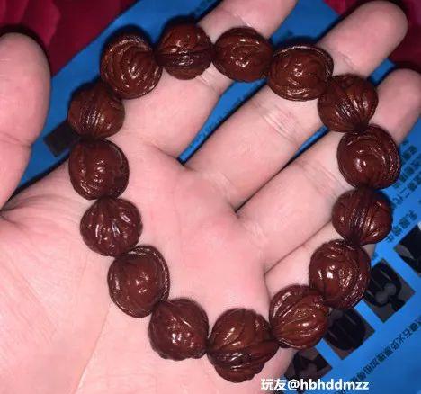 玩友@豆非豆 的那条红得非常好看的桃核手串,也是盘了5年