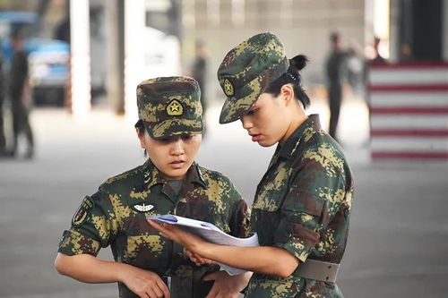 准备入伍的女兵看这里你们的班长来了