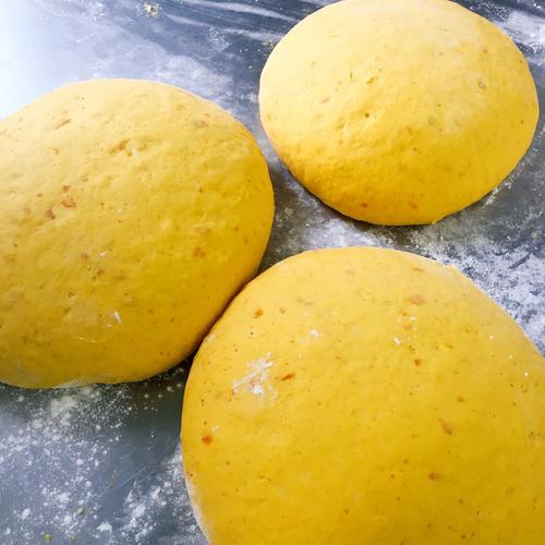 将白面与南瓜混合就成了下面的黄色面团.