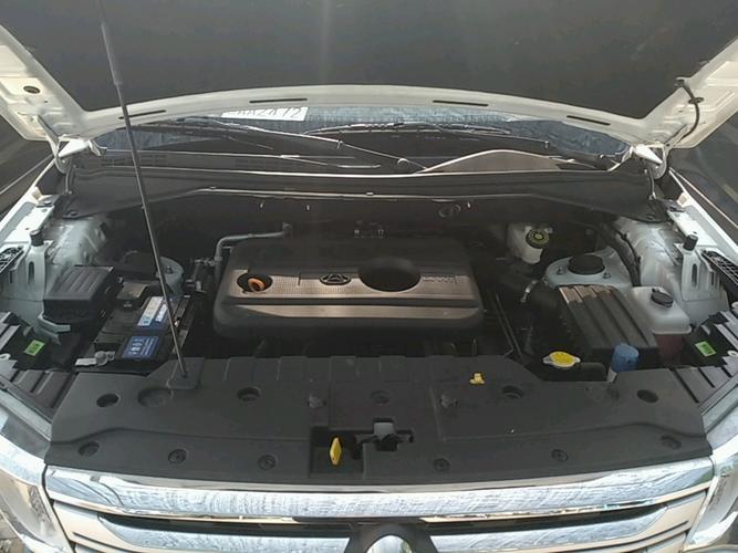 发动机舱:机舱发动机,无明显渗漏或异响,变速箱,换挡平顺