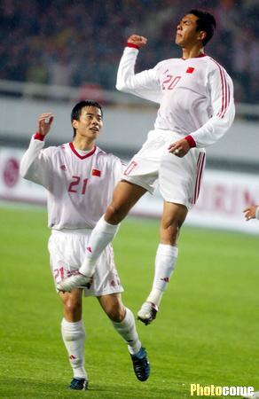 图文-奥运预选赛中国1-0马来 徐亮兴奋"飞起"