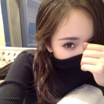 穆易月:高领毛衣半遮脸