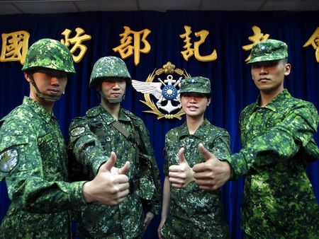台湾军队新款数码迷彩野战服公开亮相