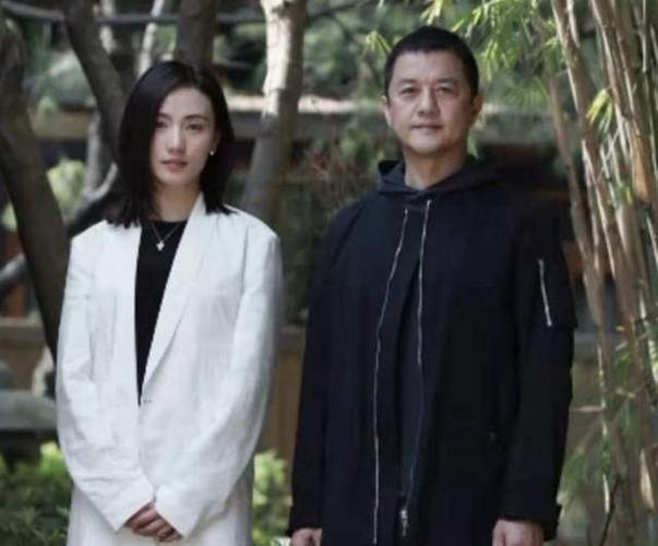 49岁李亚鹏近况曝光干农活!赤脚进泥田汗如雨下,豪宅院内如公园