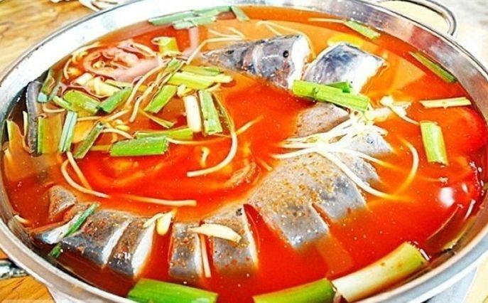  p>凯里酸汤鱼是贵州省凯里市的一道特色小吃,属于贵州"黔家特色菜"