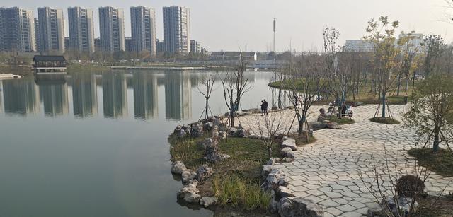 桃花湖公园在丁桥东,与主城区间没有山,机场,铁道阻隔,可以说与主城区