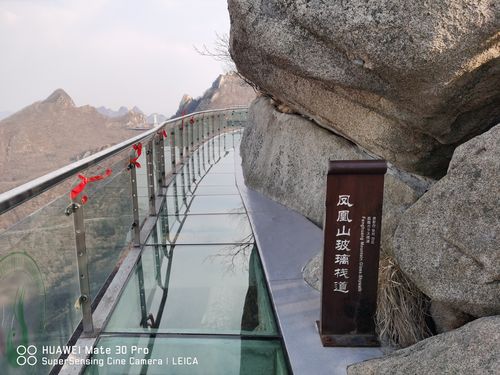 凤凰山,位于辽宁省丹东凤城市,由东山和西山两大景区组成,最高峰"攒