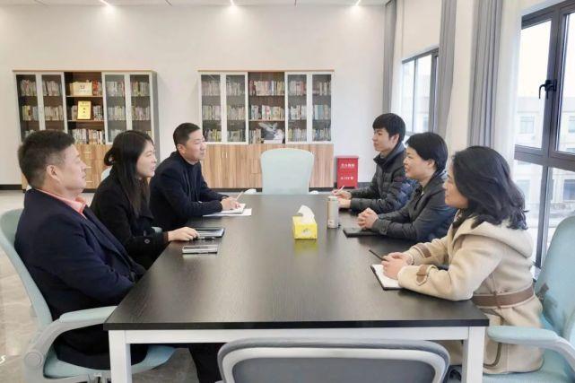 在桐乡市星马针织制衣有限公司,穆海英一行听取了屠甸商会会长,屠甸