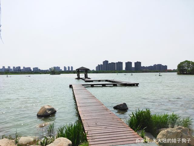 阳光下的徐州大龙湖