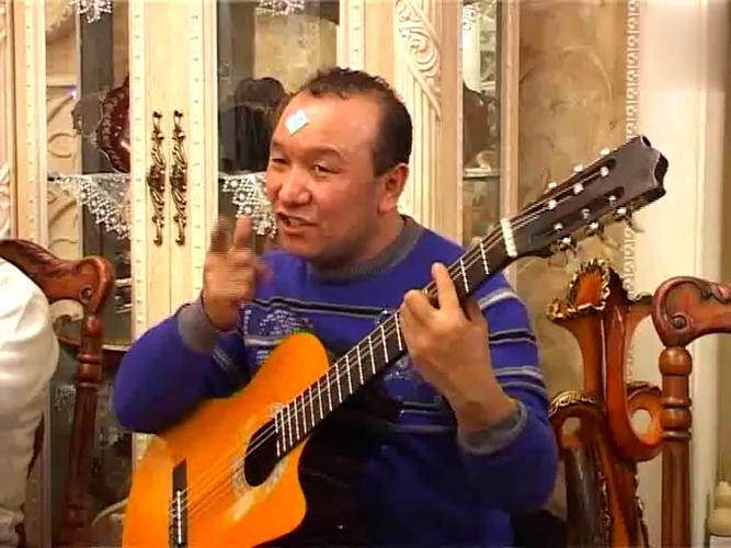 新疆艺人亚森吉他弹唱歌曲串烧,《加州旅馆》唱得随意