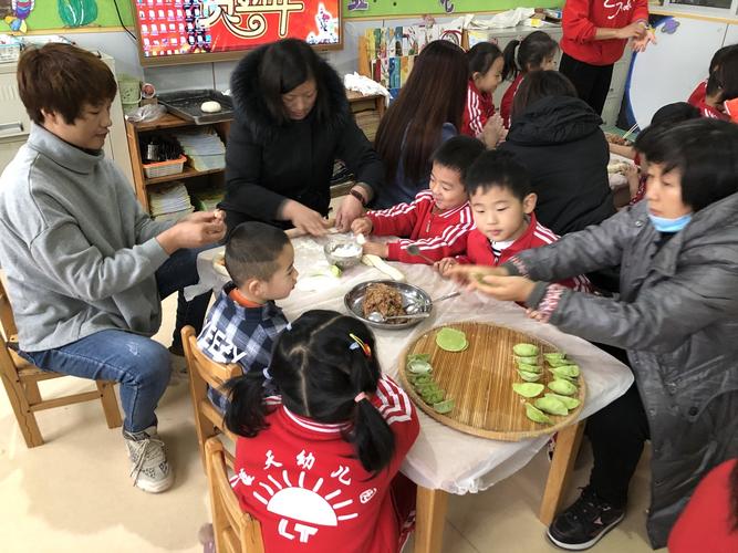 第一个环节:         全家一起包饺子