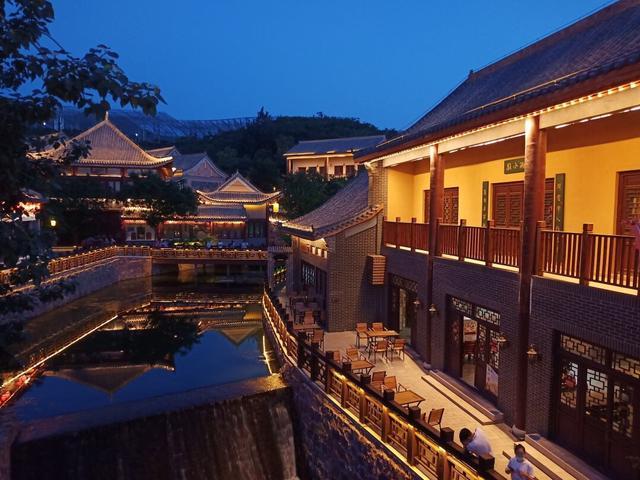 组图:黄昏时分,夜幕之下的石家庄鹿泉德明古镇