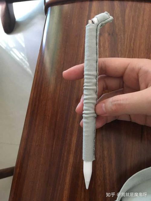 笔帽位置可以剪个口子,但因为衣服弹性不够,想要拔出笔帽需要先把笔身