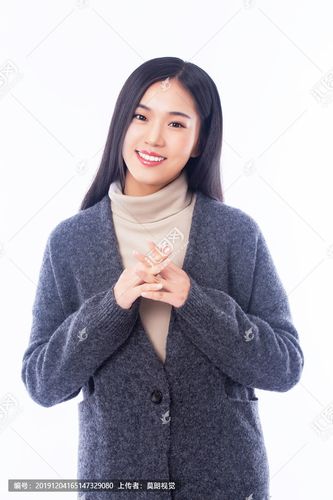 年轻漂亮的女人穿着毛衣隔绝在白色背景