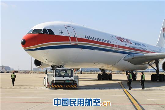 东航工程技术公司送别a340300型飞机