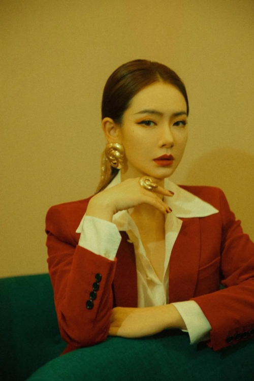 结婚六周年发微博秀恩爱,戚薇灰色职业装知性,九连环耳环抢镜