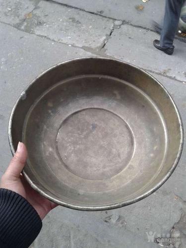 老铜盆一个