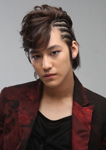 好看的男生斜刘海烫发中长发男生必看