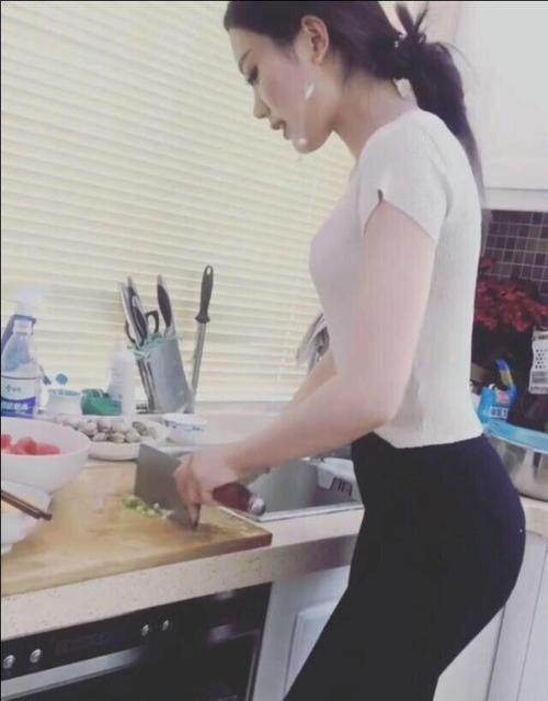 这是老婆做饭的背影 从来没说过一声累