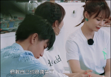 杨紫吐槽自己搞笑时,谁注意王俊凯的微表情?网友:别太