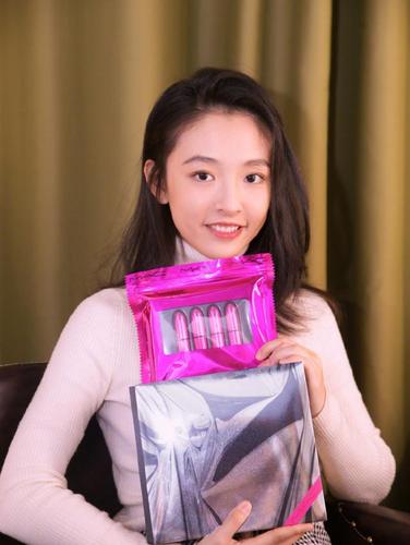 清纯甜美的吴倩,端庄秀丽,有邻家小妹范儿,你喜欢她吗?