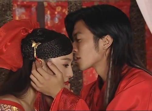 小鱼儿与花无缺:铁心兰嫁给了花无缺,两人进了洞房