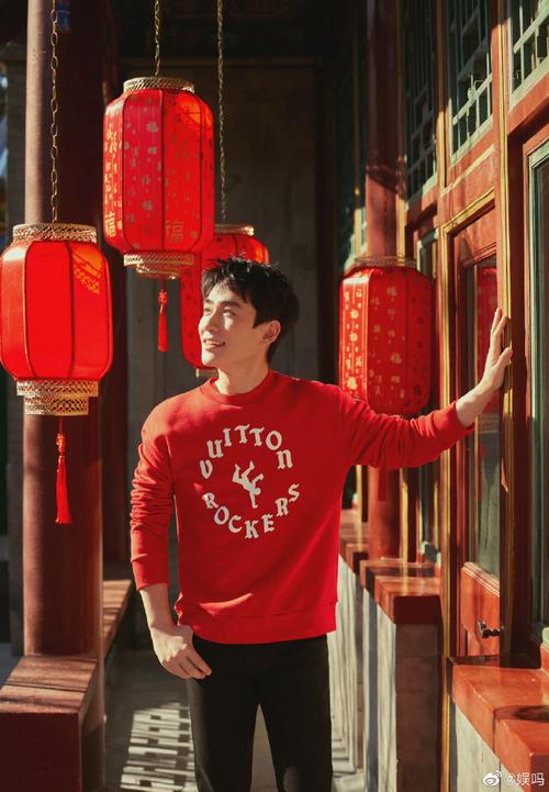 红红火火的朱老师好帅气,好适合红色呀,祝大帅哥元宵快乐!