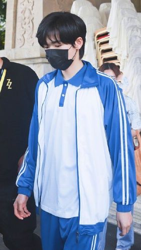 宋亚轩回归校园脚上的鞋子瞬间成全校焦点这才是对学生的尊重