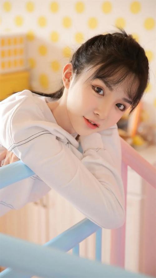 高颜值校花美女白色体恤套装美丽写真