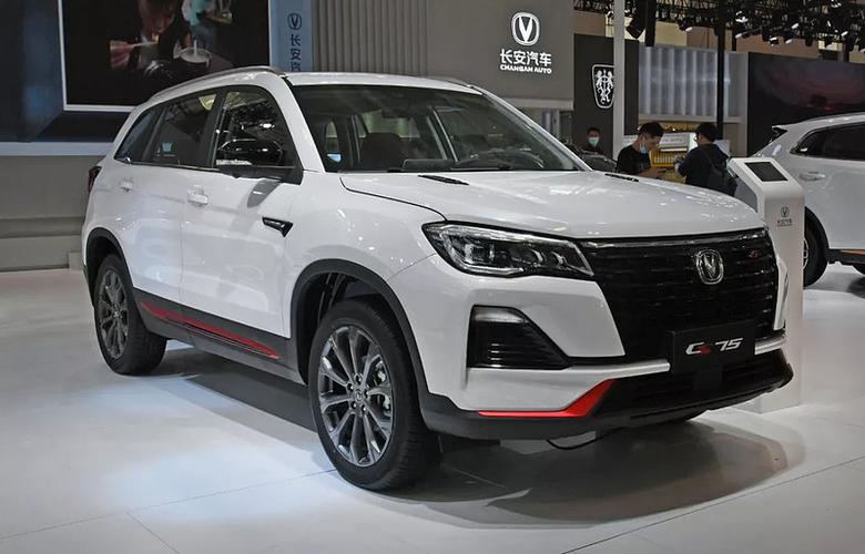 长安汽车在近日推出了全面升级的新cs75蓝鲸版,一款手动挡和两款自动