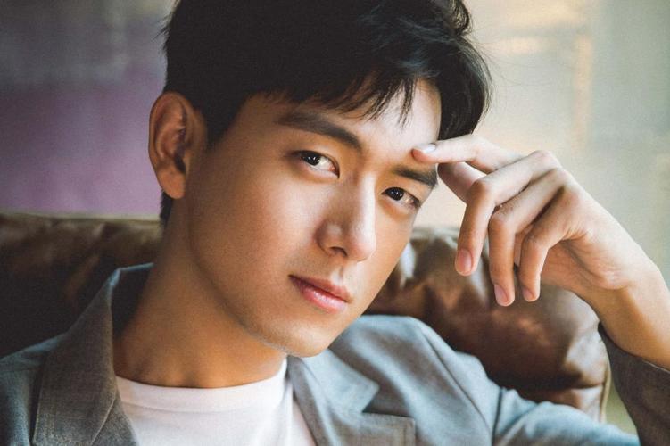 年度人气演员李现,高清壁纸图片,大陆明星-回车桌面