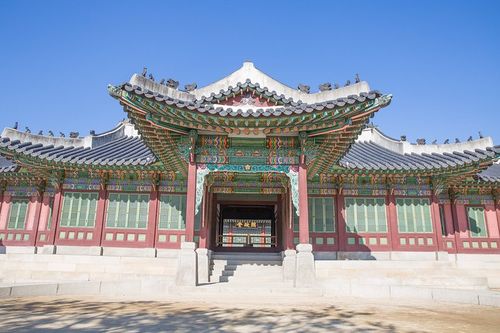 参观后苑的游客必须在昌德宫到后苑的入口处由向导集结后带领参观