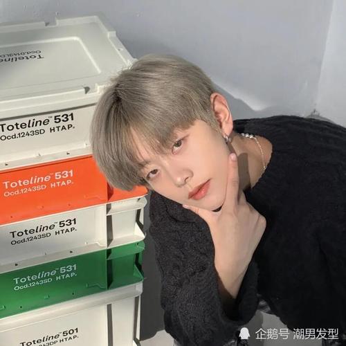 2,男生"中分刘海"发型