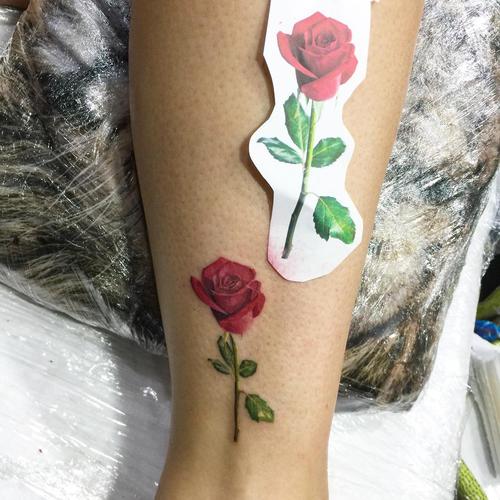 做卖场管理员的牧先生小腿玫瑰纹身图案