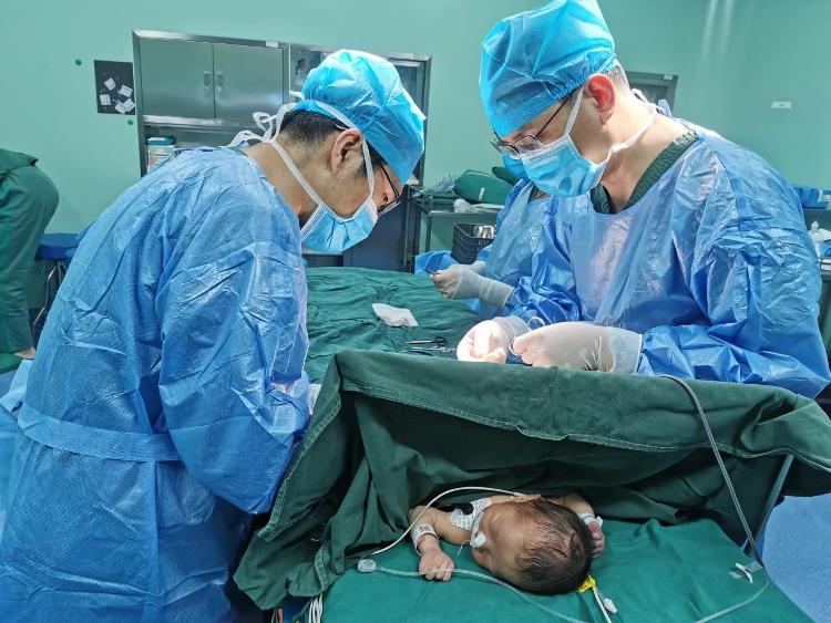 王永传主任和都靖副主任轻柔地进行手术操作,术中确诊右睾丸发生