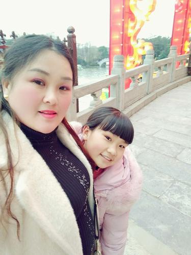 妈妈笑得多开心呀!希望她永远笑口常开.