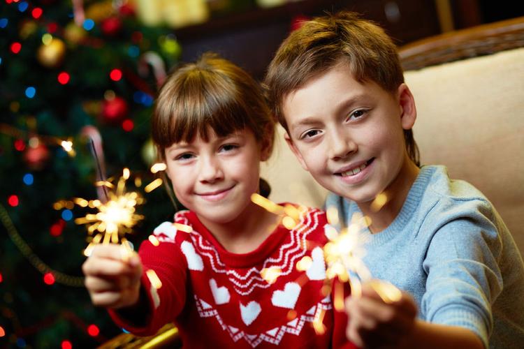 玩烟花的儿童图片[高清图片,jpg格式]