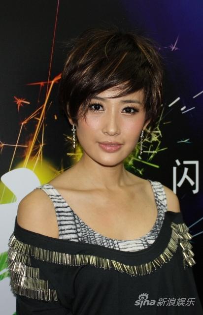 组图:吕夏短发出席活动 低调难掩摩登硬朗