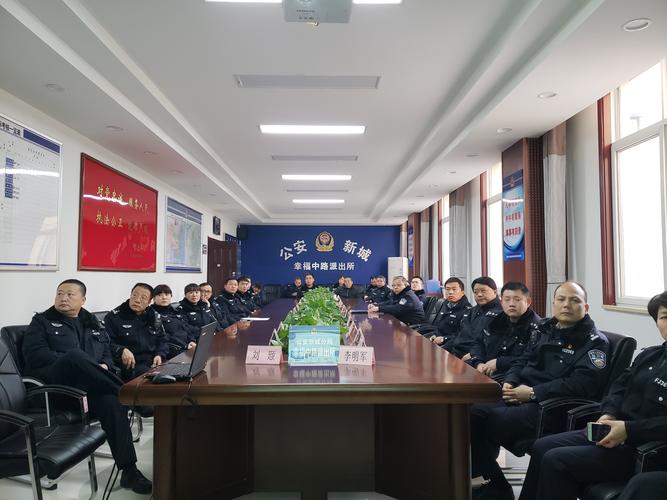 幸福中路派出所组织民警收看《作风强化在西安》专题片