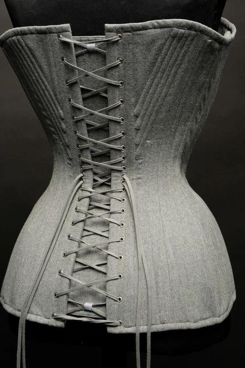 女明星因束腰过猛进医院当腰被勒到极限时会发生什么