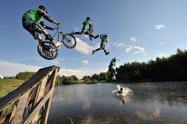 国外连贯动作摄影抓拍--漂亮的户外极限运动轨迹图片