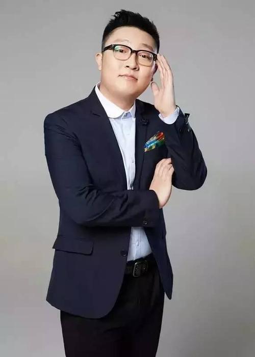 毕业于专业院校科班尖子生出身的曹鹤阳,在大学毕业实习来到德云社后