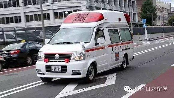 日本的救护车和国内不同,是不收取费用的,所以当你觉得自己病情比较
