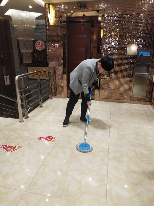 穿上保洁阿姨的衣服,我们就是最靓的保洁阿姨拖地扫地我们样样精通