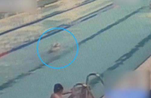 1/ 12 近日,江苏苏州某游泳馆中,一位大爷在泳池中排泄,周围游客纷纷