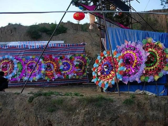 农村,当家中有老人故去,孝子在发丧的这几天内,需要一直守跪坐在灵堂