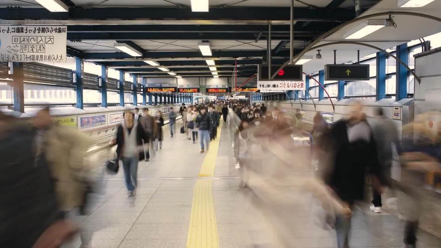 日本高铁站人潮汹涌延时摄影素材