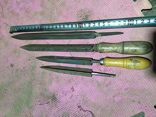 的,但警方觉得一个正常生意失败的商人,身上不应该有雷管和三角刮刀