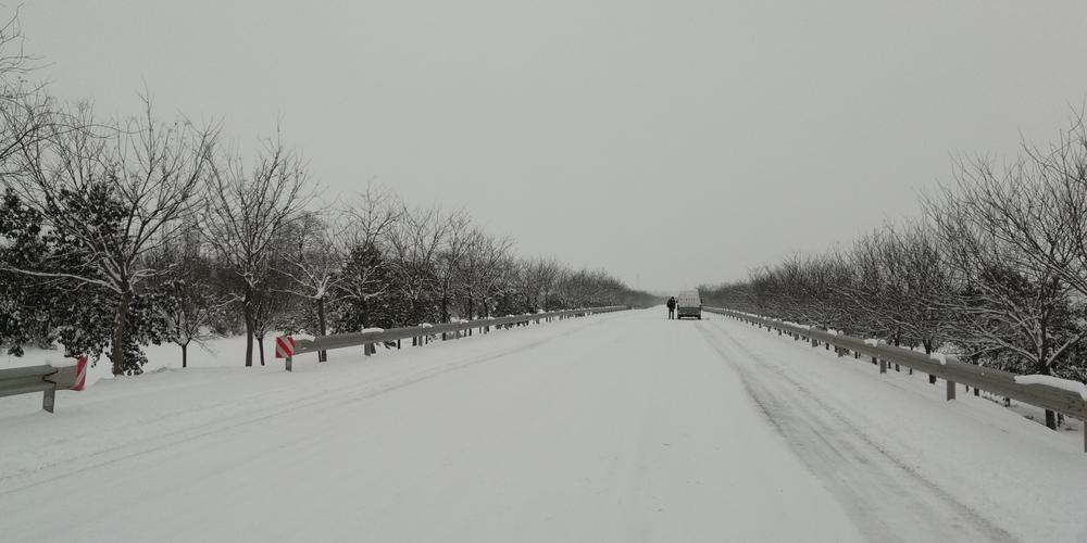 雪天路滑小心行驶
